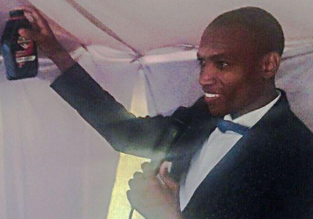 Pastor mostra o óleo para os fiéis (Crédito: Reprodução)