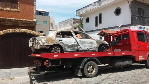 Carro carbonizado onde teria sido encontrado o corpo da cantora (Crédito: Ego)