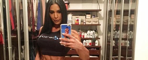 Gracyanne Barbosa usa microcalcinha e exibe seu corpão musculoso