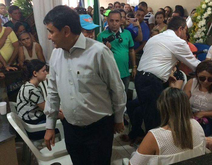 Corpo de prefeito morto em grave acidente é enterrado sob comoção