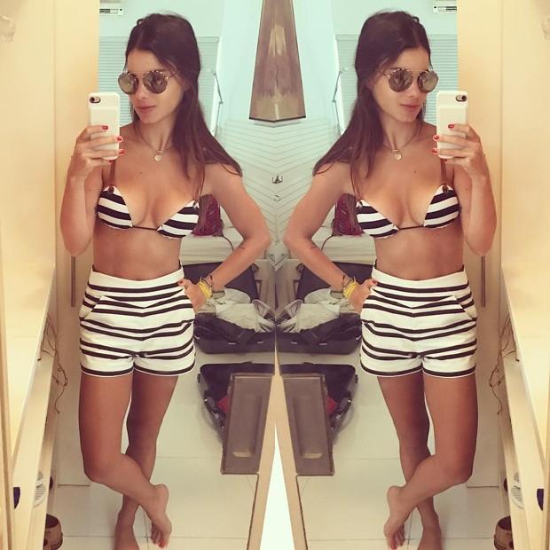 Sthefany Brito posa de biquíni e mostra barriga sarada
