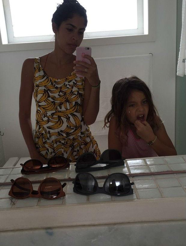 Filha de Bela Gil escova o dente com argila (Crédito: Reprodução)