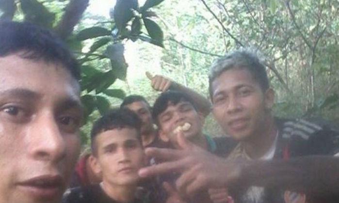 Detento que fugiu posta foto com amigos