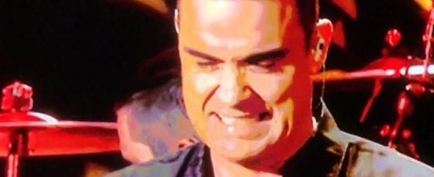 Robbie Williams limpa mão em que tocou em fãs com álcool gel