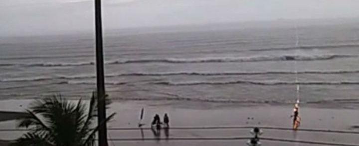 Vídeo mostra momento em que turista é ferida por raio no litoral