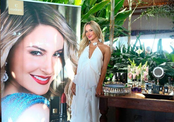 Claudia Leitte lança linha de cosméticos em Salvador