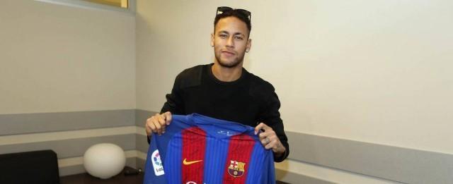 Barça assina camiseta com dedicatória de Neymar para ajudar a Chape