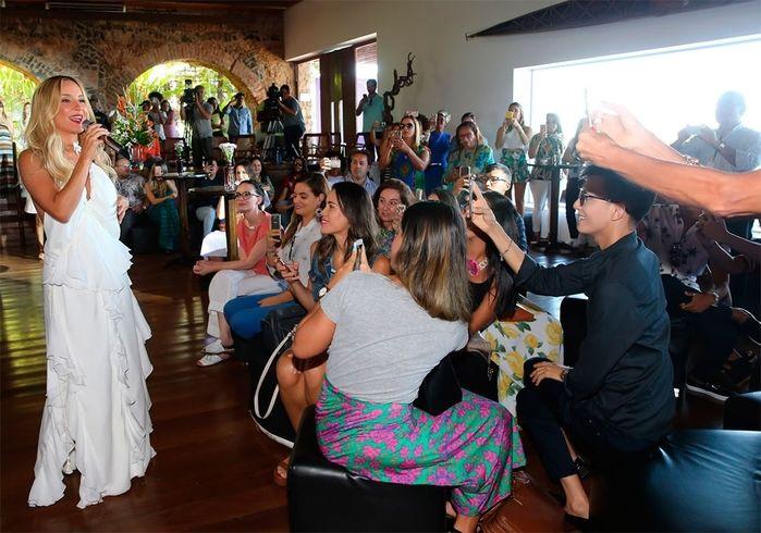 Claudia Leitte lança linha de cosméticos em Salvador