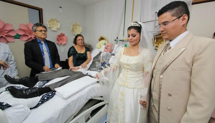 Noiva decidiu casar no hospital para que pai estivesse na cerimônia