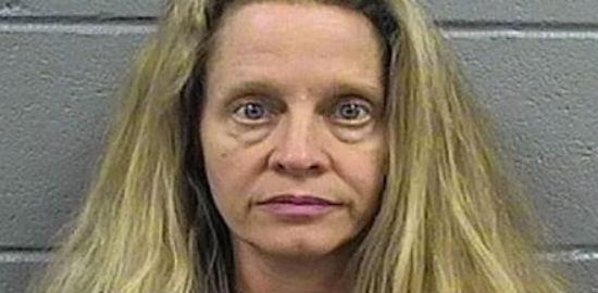 Mulher é condenada por fazer sexo em cemitério com adolescente