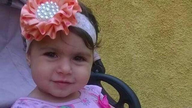 Criança morre atingida por bala perdida enquanto brincava em parque