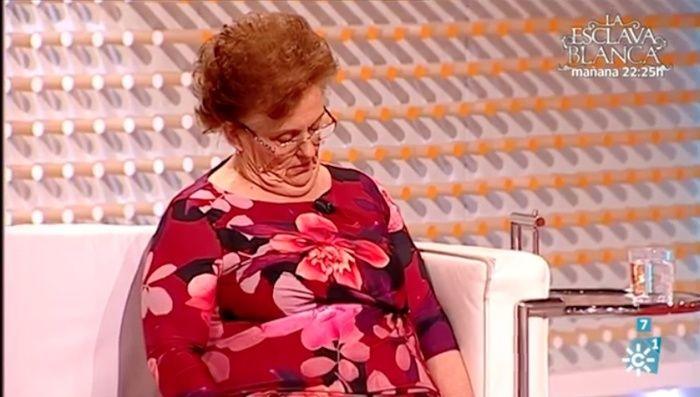 Idosa cochila durante programa ao vivo e vídeo viraliza na web