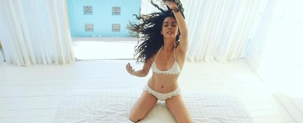 Aos 53 anos, Claudia Ohana exibe corpão em foto só de lingerie