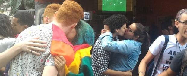 Grupo faz ‘beijaço gay’ na frente de bar após crime de homofobia