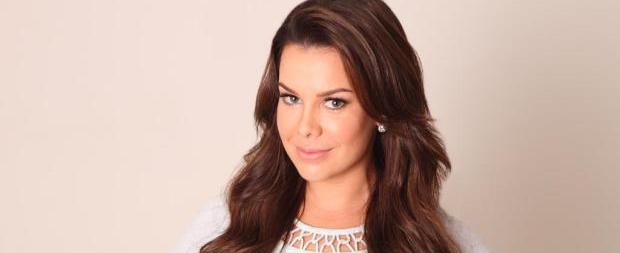Fernanda Souza abandona fios morenos e fica ruiva; veja mudança