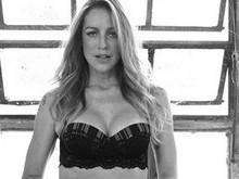 Luana Piovani posa sensual só de lingerie e botas: “Eu posso”