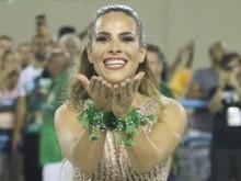 Wanessa brilha com look dourado em ensaio técnico de carnaval