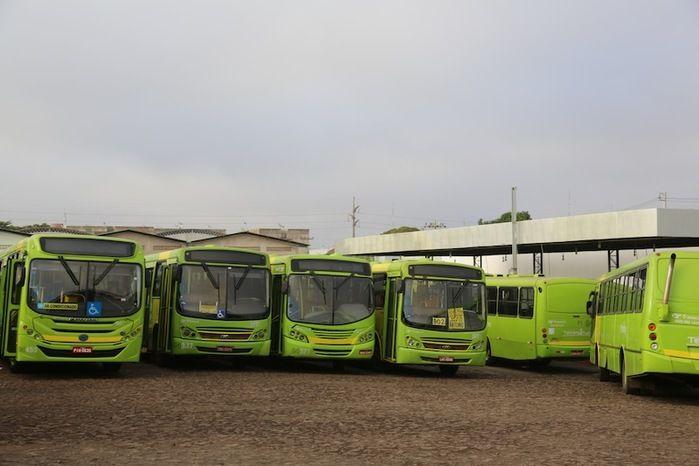 Motoristas e cobradores atrasam saída de ônibus em protesto