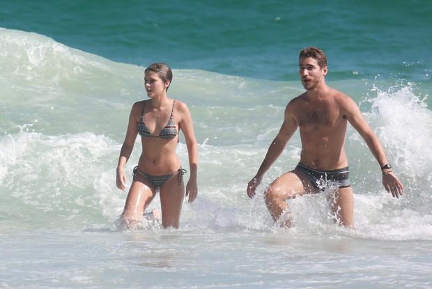 Isabella Santoni em praia (Crédito: Ag. News)