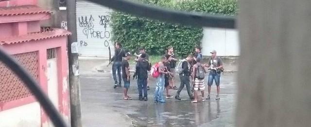 Homens armados são vistos em frente a quartel da Marinha, no Rio