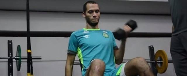 Zagueiro Neto se esforça em fisioterapia para voltar aos gramados