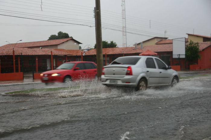Fortes chuvas causam prejuízos nas ruas de Teresina (Crédito: Efrém Ribeiro)