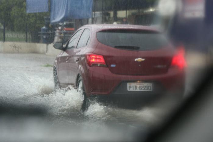 Fortes chuvas causam prejuízos nas ruas de Teresina (Crédito: Efrém Ribeiro)
