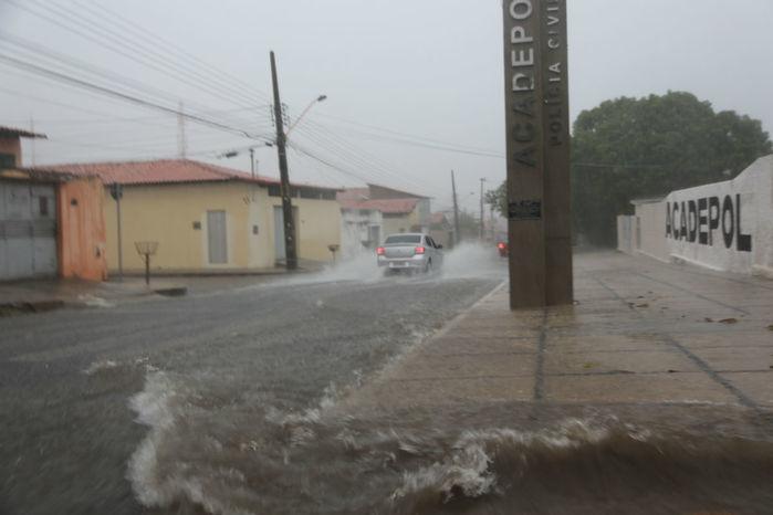 Fortes chuvas causam prejuízos nas ruas de Teresina (Crédito: Efrém Ribeiro)
