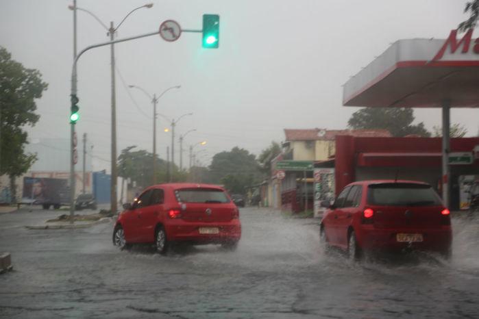 Fortes chuvas causam prejuízos nas ruas de Teresina (Crédito: Efrém Ribeiro)
