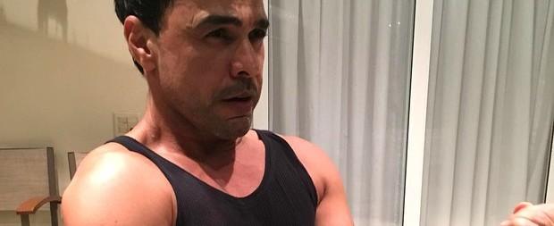 Aos 54 anos, Zezé Di Camargo exibe braços musculosos e leva elogios