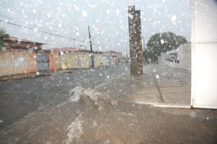 Fortes chuvas causam prejuízos nas ruas de Teresina (Crédito: Efrém Ribeiro)