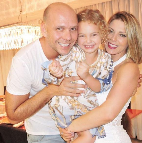 Filha de Sheila Mello aparece requebrando ao som de “É o Tchan”