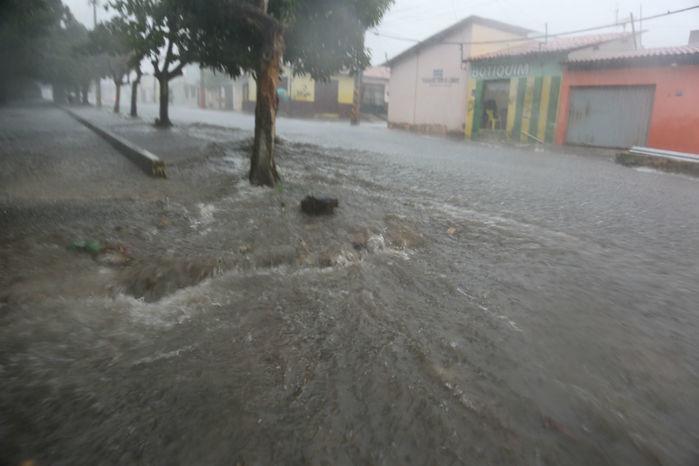 Fortes chuvas causam prejuízos nas ruas de Teresina (Crédito: Efrém Ribeiro)