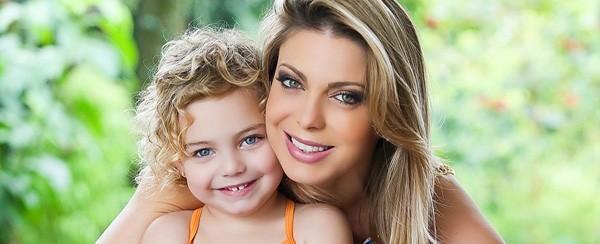 Sheila Mello posta vídeo e mostra filha dançando “É o Tchan”