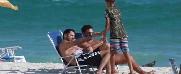 Latino dá 50 reais para menino de rua em praia e fala em adotá-lo