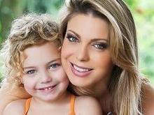 Sheila Mello posta vídeo e mostra filha dançando “É o Tchan”