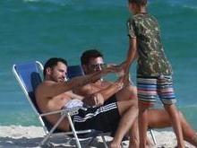 Latino dá 50 reais para menino de rua em praia e fala em adotá-lo