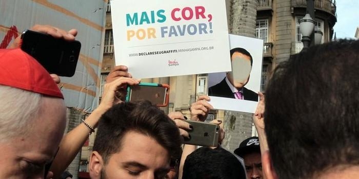 Doria é recebido com protestos por ter mandado retirar grafites