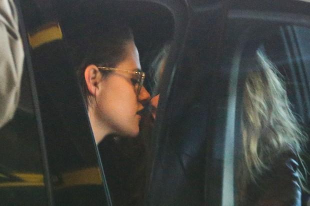Kristen Stewart e Stella Maxwell (Crédito: Reprodução)