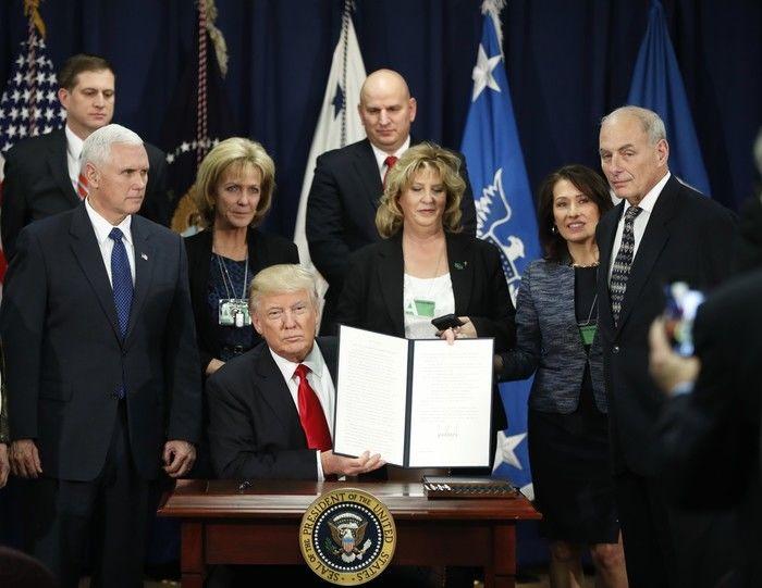 Trump após a assinatura da autorização para a construção do muro (Crédito: Reprodução)