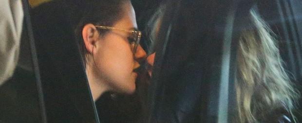 Kristen Stewart e Stella Maxwell trocam beijos em aeroporto