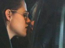 Kristen Stewart e Stella Maxwell trocam beijos em aeroporto