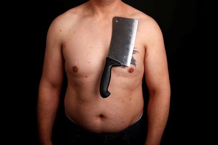 "Homem-imã" consegue deixar objetos presos ao corpo