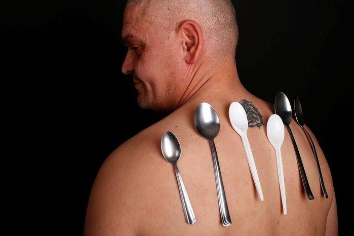 "Homem-imã" consegue deixar objetos presos ao corpo
