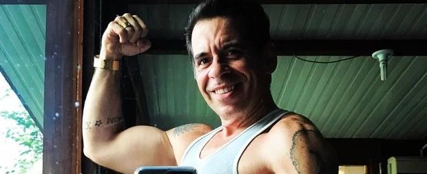 Leandro Hassum exibe veias saltadas em braço sarado: “Vida nova”