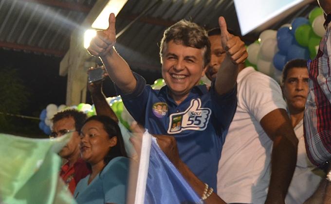 Prefeito João Luiz em campanha (Crédito: Tribuna 16)