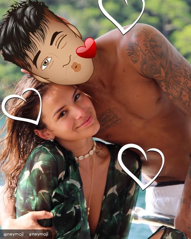 Bruna Marquezine põe emoji nos rosto de Neymar em foto (Crédito: Reprodução)