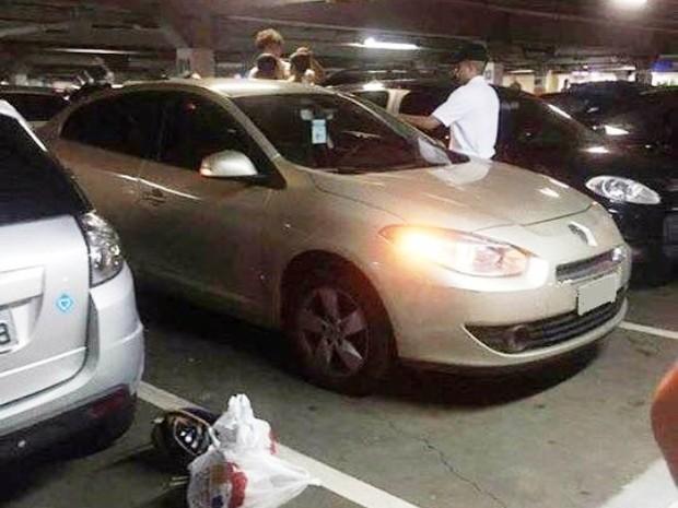 Carro estava parado em estacionamento no subsolo de shopping (Crédito: Reprodução)
