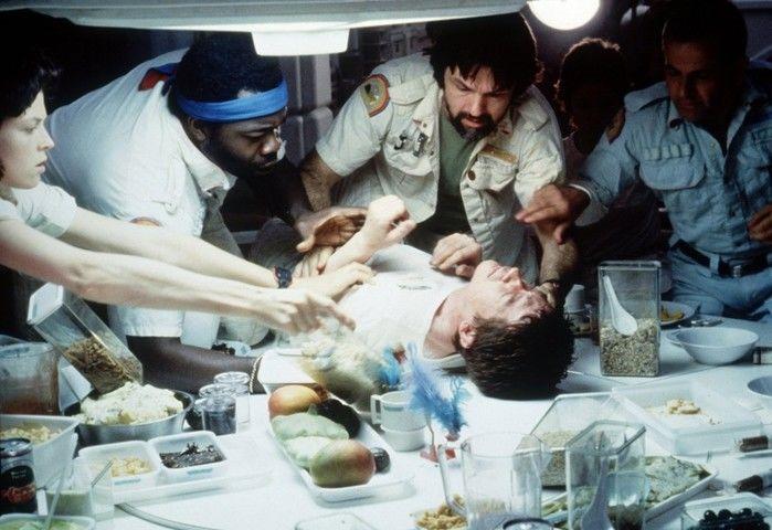 O personagem Kane, de John Hurt (centro), é socorrido pelos colegas em 'Alien, o oitavo passageiro' (Crédito: Reprodução)