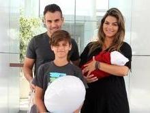 Kelly Key deixa a maternidade com o 3º filho, Artur, nos braços